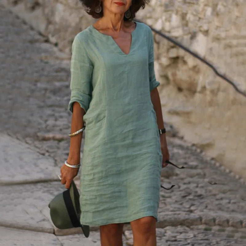 Vestido Feminino Vintage de Verão – Mini em Algodão e Linho Vestido feminino casual, leve e elegante, com decote em V e mangas três quartos. Feito em algodão e linho, ideal para verão, férias e passeios, combinando conforto e estilo clássico vintage.