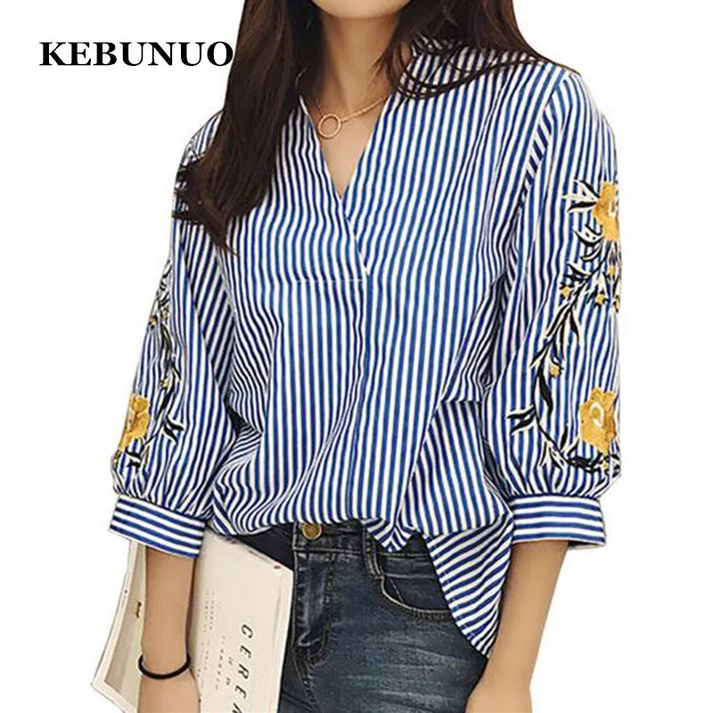 Estilo casual com toque delicado! Blusa feminina branca com listras, bordado floral e decote V elegante. Modelagem soltinha com manga 3/4, perfeita para looks leves e modernos.