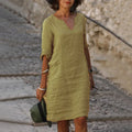 Vestido Feminino Vintage de Verão – Mini em Algodão e Linho Vestido feminino casual, leve e elegante, com decote em V e mangas três quartos. Feito em algodão e linho, ideal para verão, férias e passeios, combinando conforto e estilo clássico vintage.