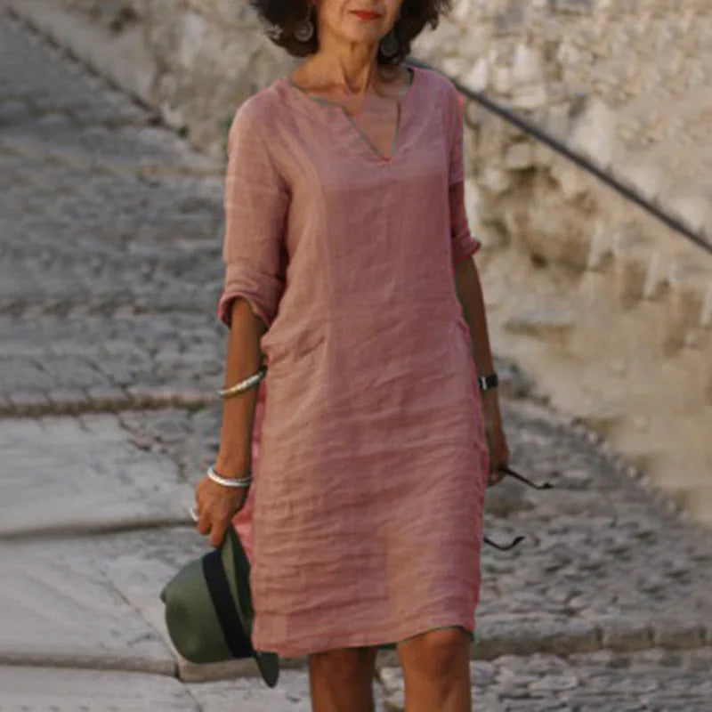 Vestido Feminino Vintage de Verão – Mini em Algodão e Linho Vestido feminino casual, leve e elegante, com decote em V e mangas três quartos. Feito em algodão e linho, ideal para verão, férias e passeios, combinando conforto e estilo clássico vintage.