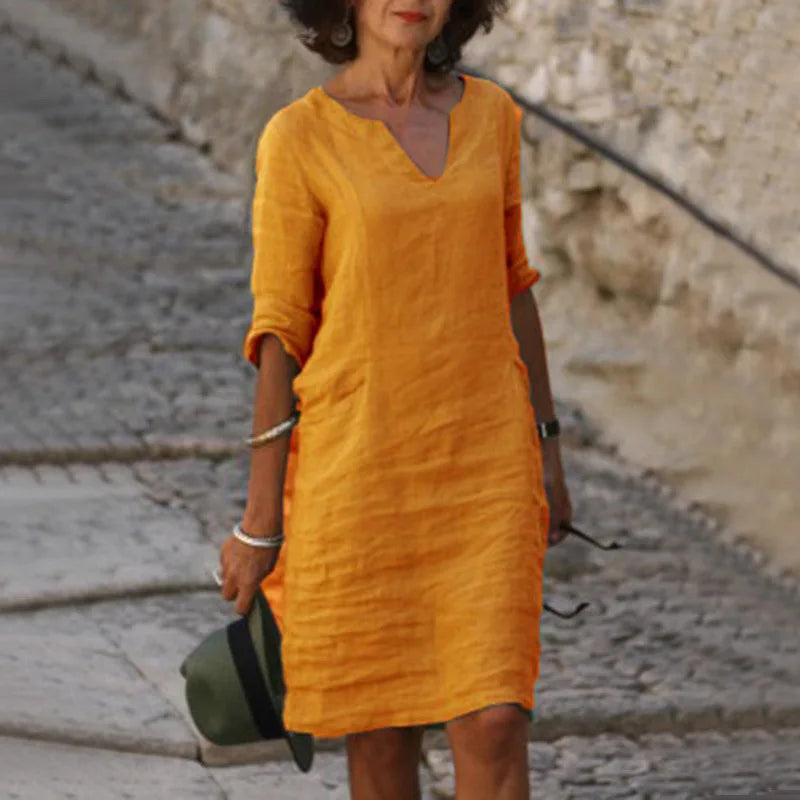 Vestido Feminino Vintage de Verão – Mini em Algodão e Linho Vestido feminino casual, leve e elegante, com decote em V e mangas três quartos. Feito em algodão e linho, ideal para verão, férias e passeios, combinando conforto e estilo clássico vintage.