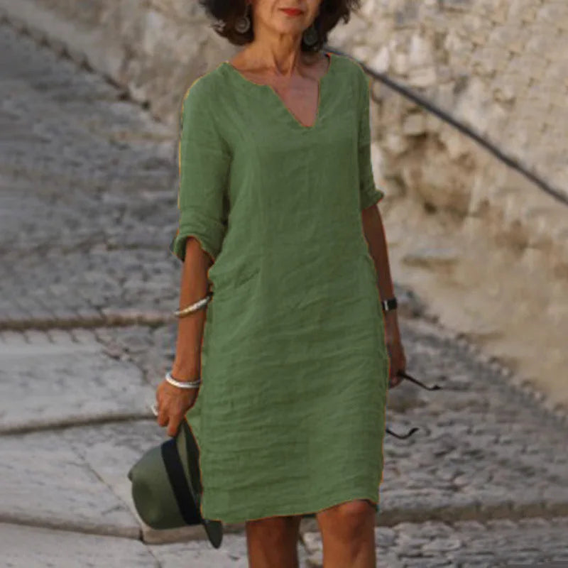 Vestido Feminino Vintage de Verão – Mini em Algodão e Linho Vestido feminino casual, leve e elegante, com decote em V e mangas três quartos. Feito em algodão e linho, ideal para verão, férias e passeios, combinando conforto e estilo clássico vintage.