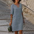 Vestido Feminino Vintage de Verão – Mini em Algodão e Linho Vestido feminino casual, leve e elegante, com decote em V e mangas três quartos. Feito em algodão e linho, ideal para verão, férias e passeios, combinando conforto e estilo clássico vintage.