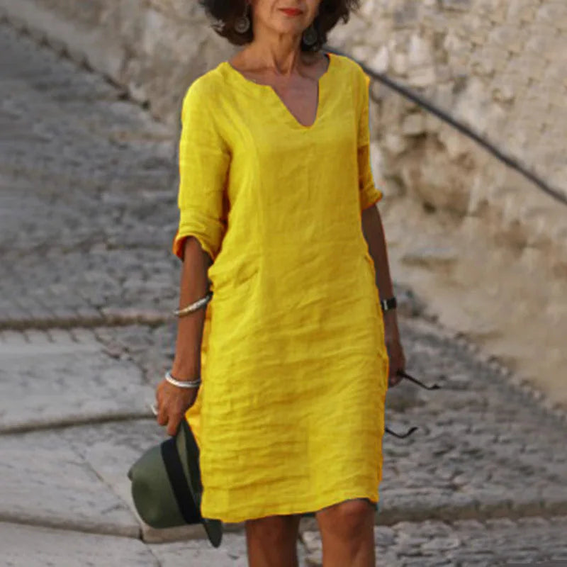 Vestido Feminino Vintage de Verão – Mini em Algodão e Linho Vestido feminino casual, leve e elegante, com decote em V e mangas três quartos. Feito em algodão e linho, ideal para verão, férias e passeios, combinando conforto e estilo clássico vintage.