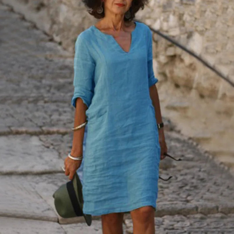 Vestido Feminino Vintage de Verão – Mini em Algodão e Linho Vestido feminino casual, leve e elegante, com decote em V e mangas três quartos. Feito em algodão e linho, ideal para verão, férias e passeios, combinando conforto e estilo clássico vintage.