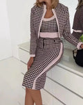 Conjunto elegante composto por top de alças e saia com estampa clássica houndstooth, perfeito para um look sofisticado de escritório ou eventos formais no outono e inverno.