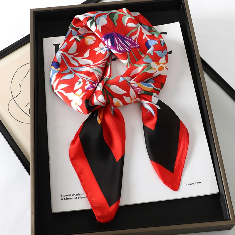 Lenço sofisticado em seda macia, ideal para usar no pescoço, como faixa de cabelo, bandana, hijab de praia, foulard ou acessório de bolsa. Um toque elegante e versátil que transforma qualquer look.