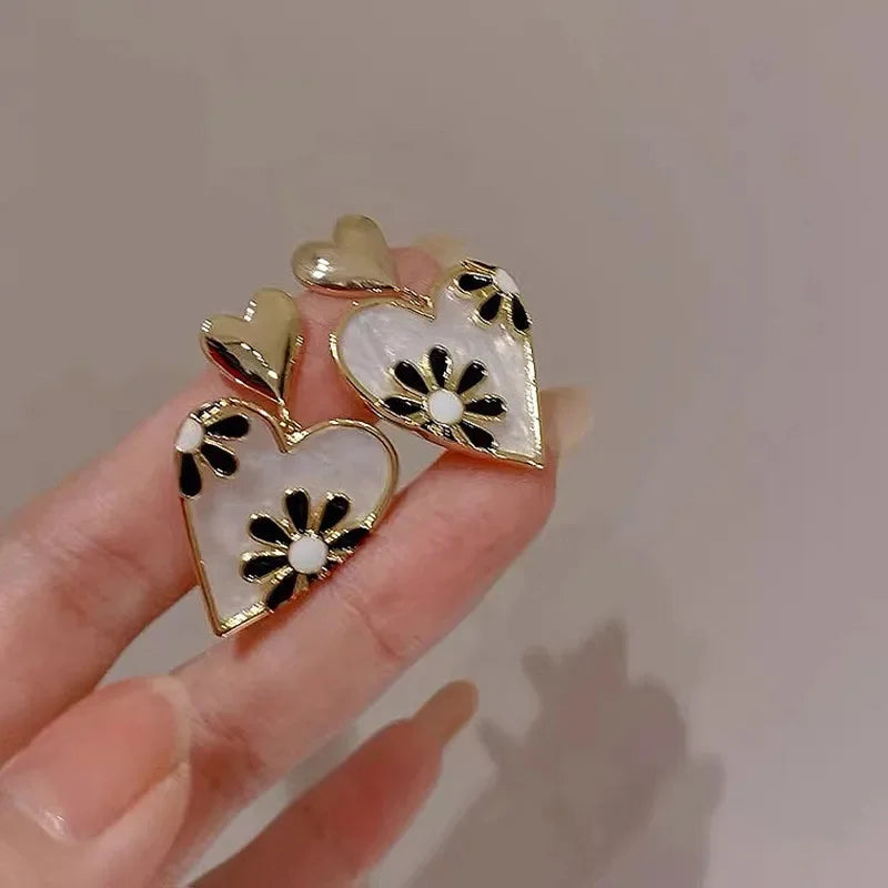 Brincos Femininos Retrô Fashion em Forma de Coração com Flor Margarida – Esmalte