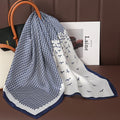 Acessório fashion e versátil em cetim macio, ideal como lenço de pescoço, echarpe, hijab, faixa de cabelo, bandana ou detalhe decorativo em bolsas. Elegância e estilo em qualquer ocasião.