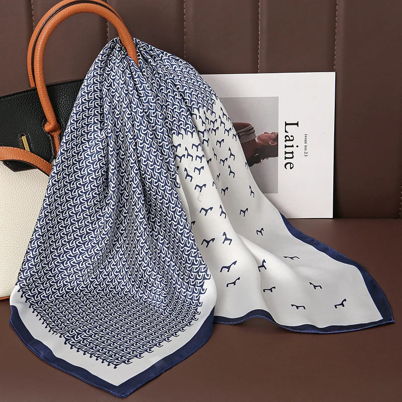 Acessório fashion e versátil em cetim macio, ideal como lenço de pescoço, echarpe, hijab, faixa de cabelo, bandana ou detalhe decorativo em bolsas. Elegância e estilo em qualquer ocasião.