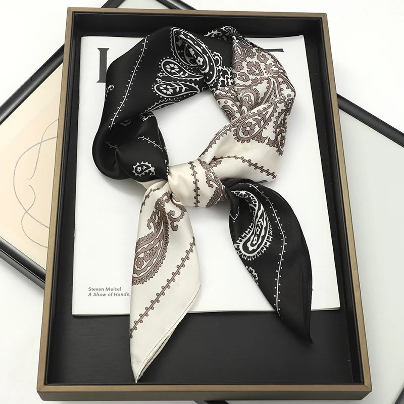 Lenço sofisticado em seda macia, ideal para usar no pescoço, como faixa de cabelo, bandana, hijab de praia, foulard ou acessório de bolsa. Um toque elegante e versátil que transforma qualquer look.