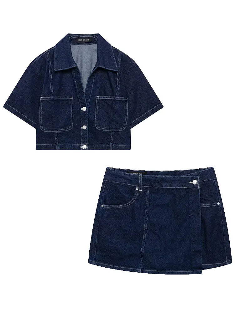 Conjunto feminino de verão 2026 com estilo casual e streetwear. Inclui mini saia, shorts e camisa curta em denim, perfeito para criar looks modernos e confortáveis