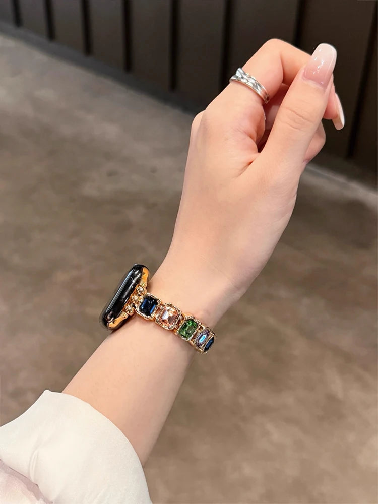 Feita em metal de alta qualidade com detalhes em strass e elasticidade ajustável, proporcionando conforto e estilo. Ideal para transformar seu smartwatch em um acessório sofisticado para uso diário ou eventos especiais.