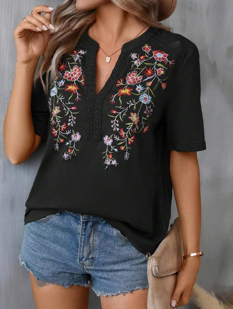 Blusa Feminina de Renda Bordada com Manga Curta – Decote V – Streetwear Floral Casual – Verão 2026