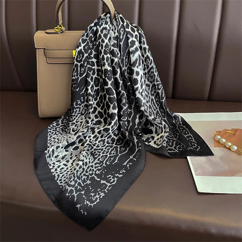 Acessório fashion e versátil em cetim macio, ideal como lenço de pescoço, echarpe, hijab, faixa de cabelo, bandana ou detalhe decorativo em bolsas. Elegância e estilo em qualquer ocasião.