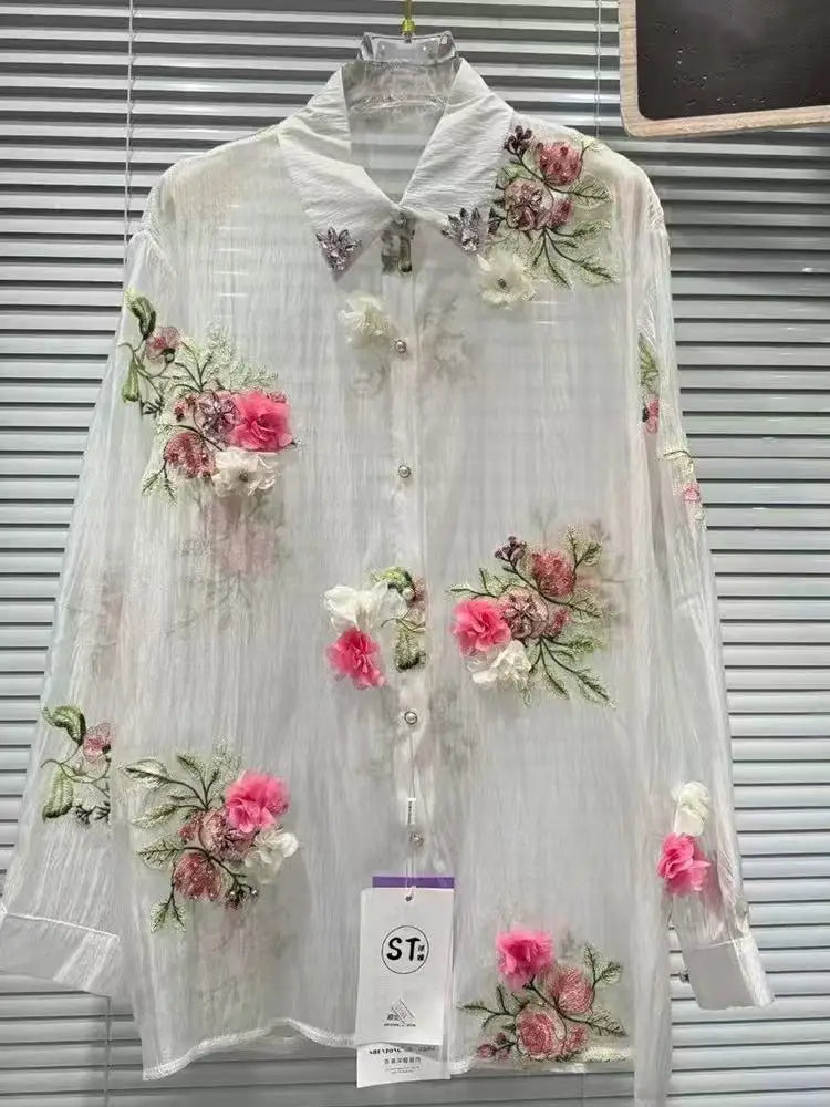 Nova tendência de 2025! Esta blusa feminina combina estilo, conforto e proteção solar. Confeccionada em tecido leve, é perfeita para o verão, oferecendo uma sensação fresca e agradável. O bordado floral adiciona um toque elegante