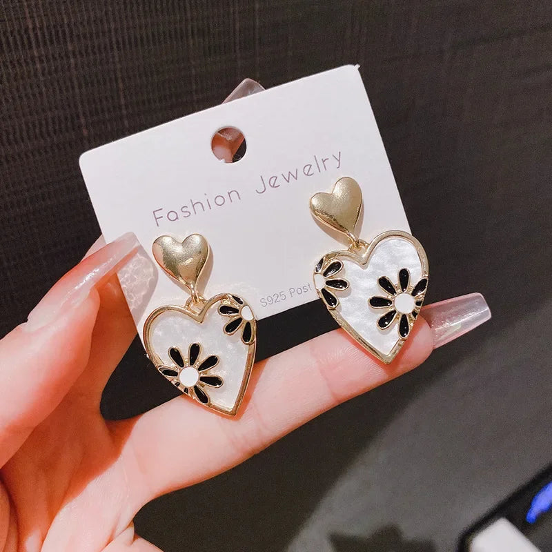 Brincos Femininos Retrô Fashion em Forma de Coração com Flor Margarida – Esmalte