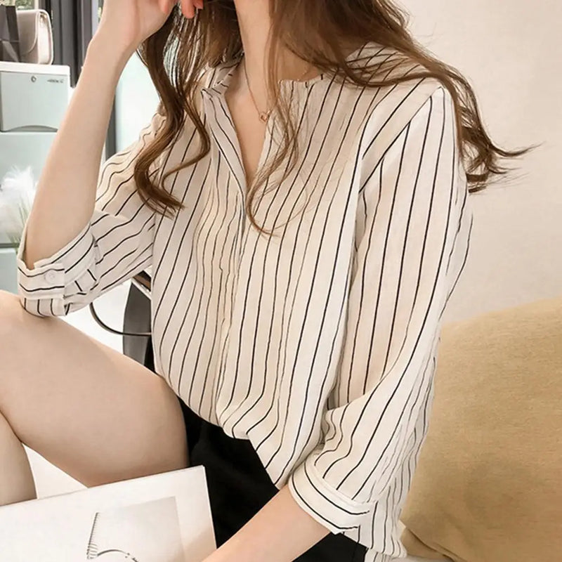 Blusa feminina confortável em poliéster, com design de botões sofisticado, perfeita para escritório ou reuniões. Modelo elegante e versátil, combina facilmente com calças, saias ou terninhos