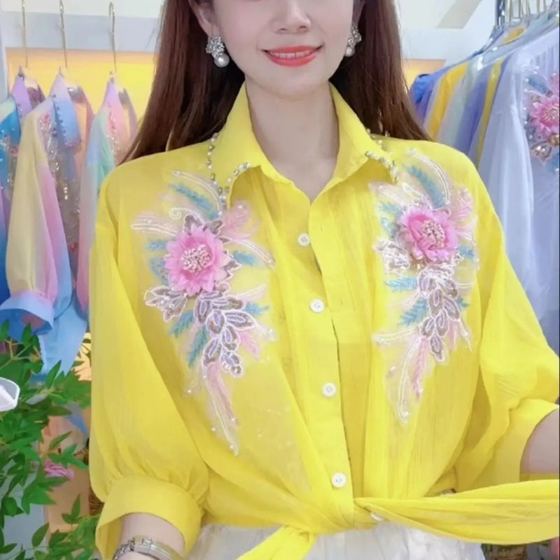 Blusa Feminina Casual 2024 – Chiffon com Bordado 3D de Flores, Paetês e Miçangas – Proteção Solar – Meia Manga