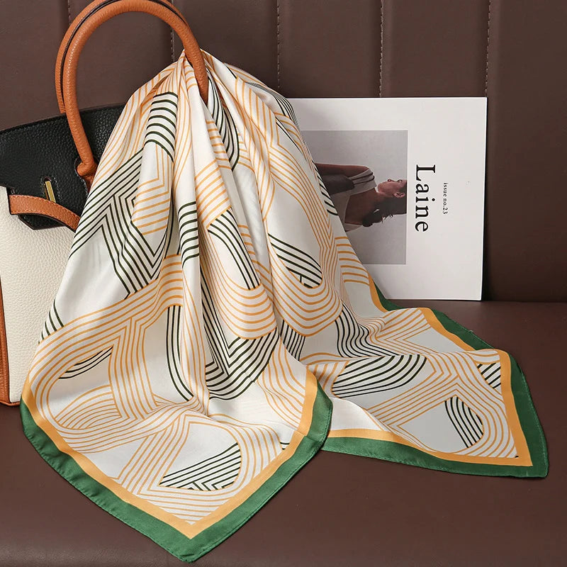 Acessório fashion e versátil em cetim macio, ideal como lenço de pescoço, echarpe, hijab, faixa de cabelo, bandana ou detalhe decorativo em bolsas. Elegância e estilo em qualquer ocasião.