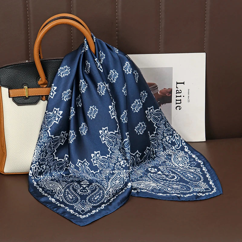 Acessório fashion e versátil em cetim macio, ideal como lenço de pescoço, echarpe, hijab, faixa de cabelo, bandana ou detalhe decorativo em bolsas. Elegância e estilo em qualquer ocasião.