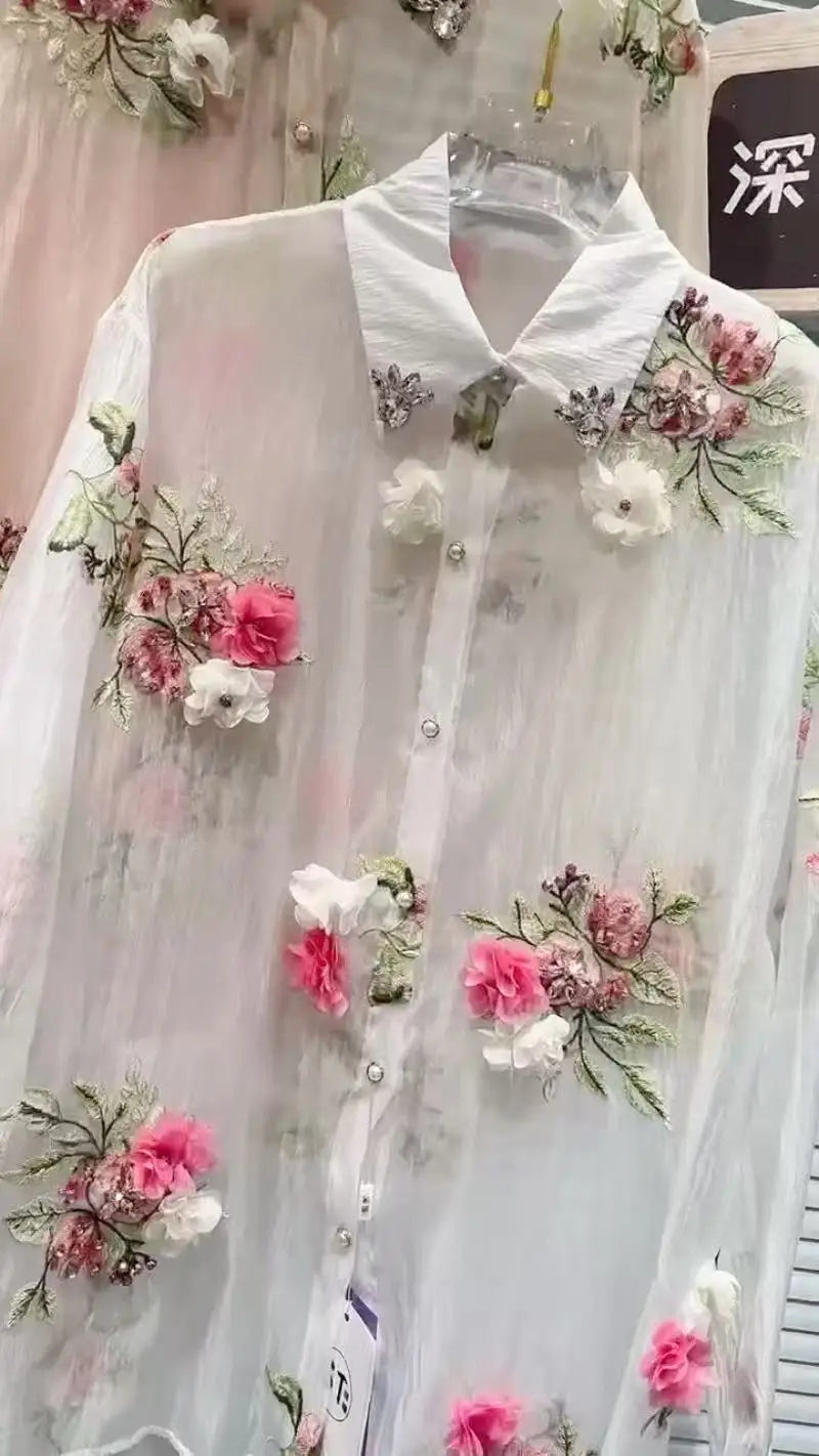 Nova tendência de 2025! Esta blusa feminina combina estilo, conforto e proteção solar. Confeccionada em tecido leve, é perfeita para o verão, oferecendo uma sensação fresca e agradável. O bordado floral adiciona um toque elegante