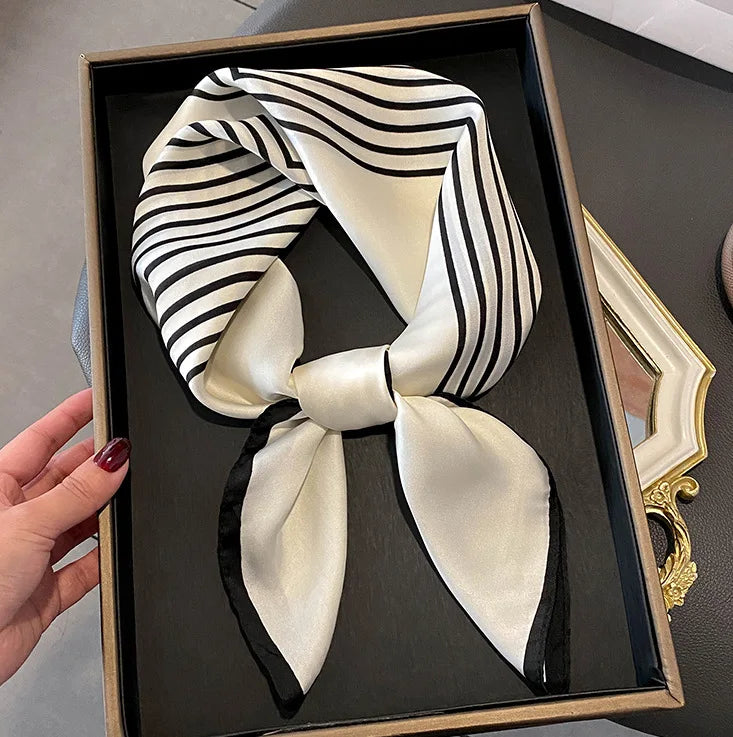 Lenço de Seda Quadrado 70x70cm – Estampa Luxuosa Feminina Lenço fashion em cetim macio, ideal para usar como faixa de cabelo, acessório de pescoço, ou detalhe em bolsas. Elegância e versatilidade em um só acessório.