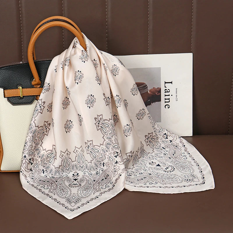 Acessório fashion e versátil em cetim macio, ideal como lenço de pescoço, echarpe, hijab, faixa de cabelo, bandana ou detalhe decorativo em bolsas. Elegância e estilo em qualquer ocasião.