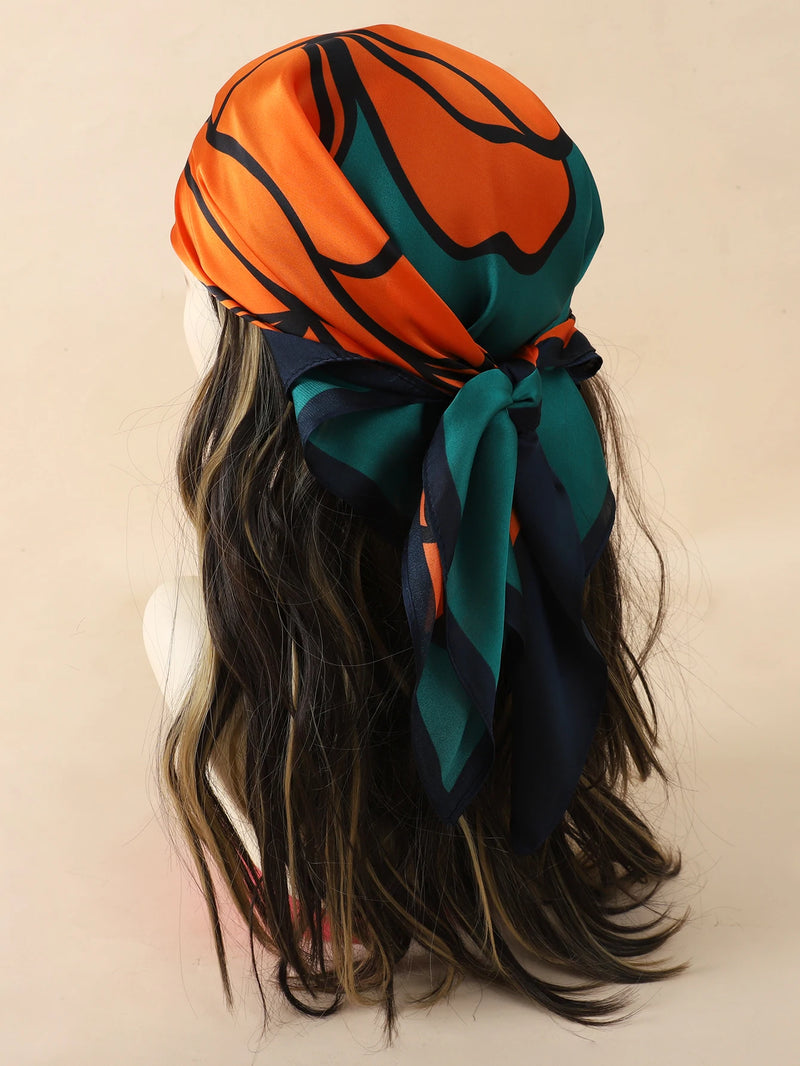 Lenço sofisticado em seda macia, ideal para usar no pescoço, como faixa de cabelo, bandana, hijab de praia, foulard ou acessório de bolsa. Um toque elegante e versátil que transforma qualquer look.