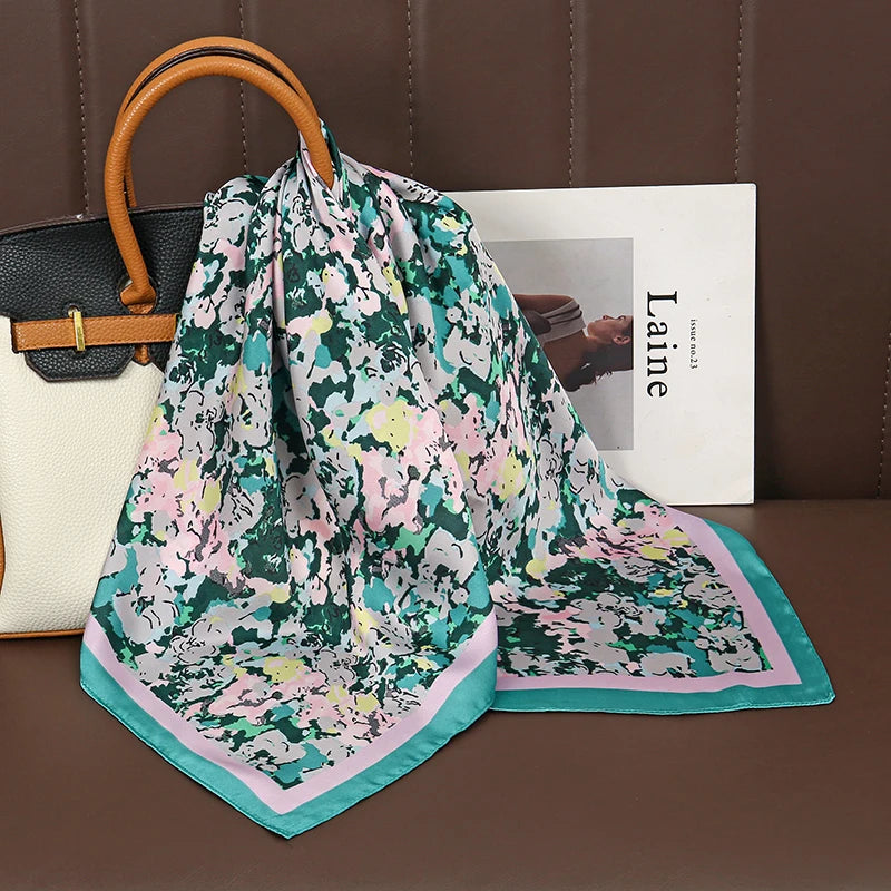 Acessório fashion e versátil em cetim macio, ideal como lenço de pescoço, echarpe, hijab, faixa de cabelo, bandana ou detalhe decorativo em bolsas. Elegância e estilo em qualquer ocasião.