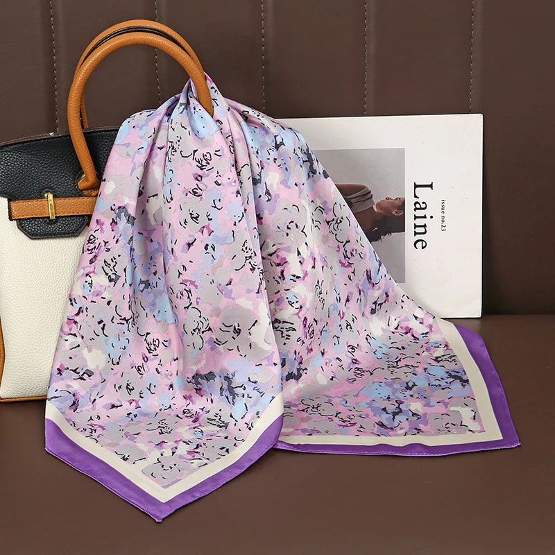 Acessório fashion e versátil em cetim macio, ideal como lenço de pescoço, echarpe, hijab, faixa de cabelo, bandana ou detalhe decorativo em bolsas. Elegância e estilo em qualquer ocasião.