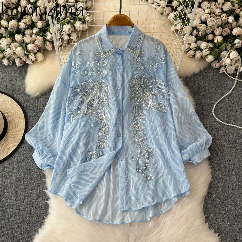 Brilhe em qualquer ocasião com esta blusa feminina elegante de primavera. Confeccionada com bordado de paetês delicado