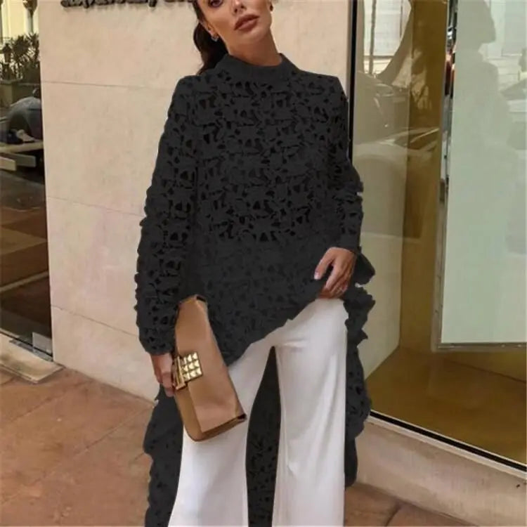 Blusa feminina elegante em renda branca com mangas longas e detalhe transparente em estilo “dovetail”. Perfeita para escritório ou ocasiões sofisticadas, combina charme, feminilidade e conforto em um visual moderno e sexy.