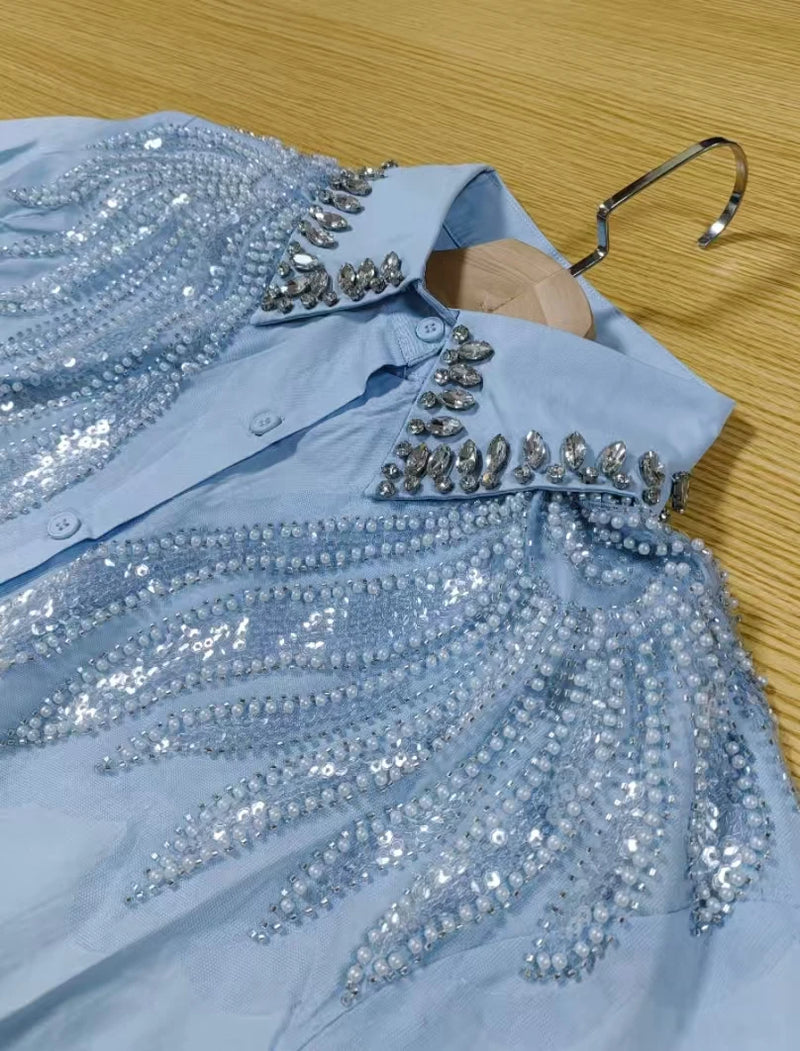 Blusa feminina 100% algodão com detalhes bordados e mangas curtas, perfeita para o verão. Estilo flare inspirado no Y2K, confortável, leve e respirável. Ideal para looks casuais, passeios e eventos diurnos.