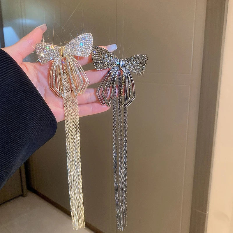 Presilha delicada para mulheres, com design em laço, tassel elegante e strass brilhante. Ideal para complementar penteados em festas, eventos ou looks do dia a dia, adicionando um toque sofisticado e feminino.