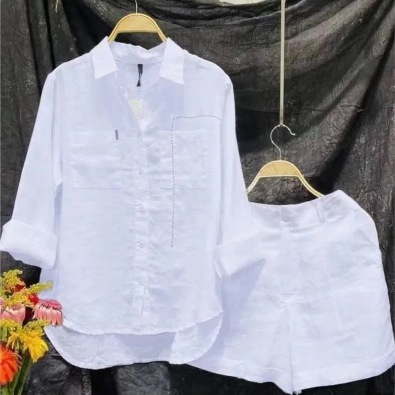 Conjunto feminino confortável e elegante para casa ou passeios, composto por camisa de manga longa e shorts. Feito em algodão e linho leve, ideal para o verão 2024. Perfeito para estilo casual, lazer e conforto diário.