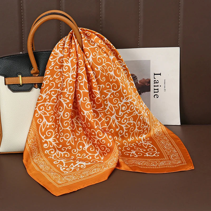 Acessório fashion e versátil em cetim macio, ideal como lenço de pescoço, echarpe, hijab, faixa de cabelo, bandana ou detalhe decorativo em bolsas. Elegância e estilo em qualquer ocasião.