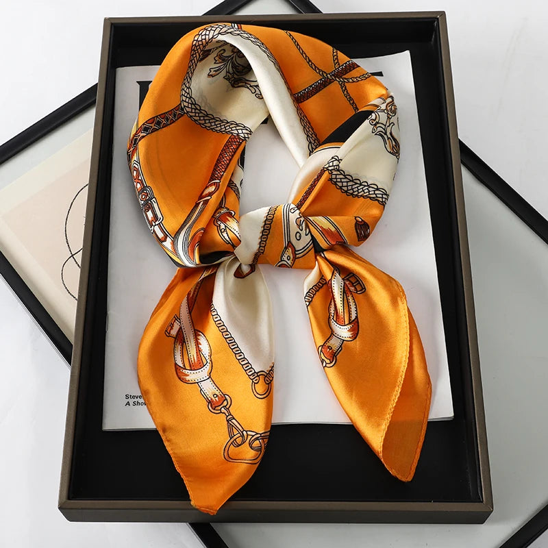 Lenço sofisticado em seda macia, ideal para usar no pescoço, como faixa de cabelo, bandana, hijab de praia, foulard ou acessório de bolsa. Um toque elegante e versátil que transforma qualquer look.