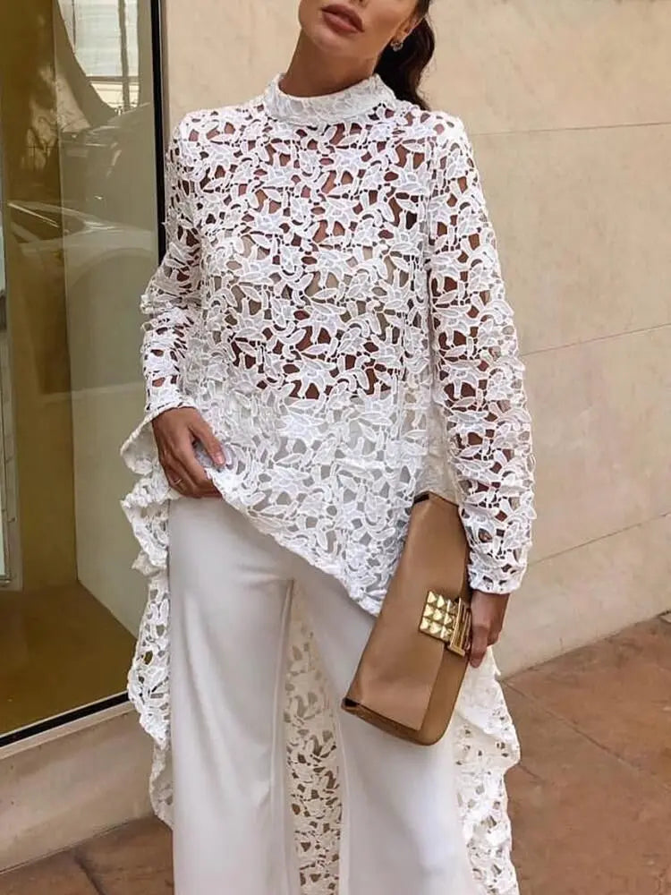 Blusa feminina elegante em renda branca com mangas longas e detalhe transparente em estilo “dovetail”. Perfeita para escritório ou ocasiões sofisticadas, combina charme, feminilidade e conforto em um visual moderno e sexy.