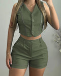 rrase neste verão com este conjunto feminino 2 peças, composto por crop top sem mangas com decote em V e botões, e shorts casuais com bolsos. Confeccionado em tecido leve e respiráve