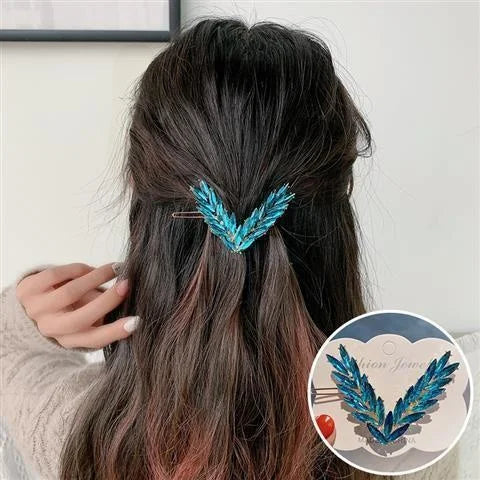 Elegantes grampos em formato V com cristais brilhantes, perfeitos para mulheres e meninas. Acessório de cabelo sofisticado que combina estilo e praticidade, ideal para uso diário ou como presente fashion.