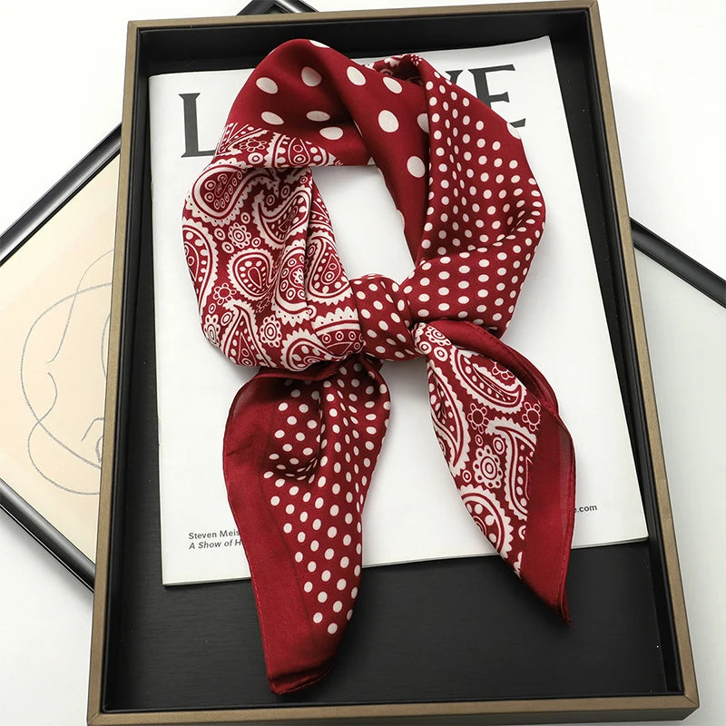 Acessório fashion e versátil em cetim macio, ideal como lenço de pescoço, echarpe, hijab, faixa de cabelo, bandana ou detalhe decorativo em bolsas. Elegância e estilo em qualquer ocasião.