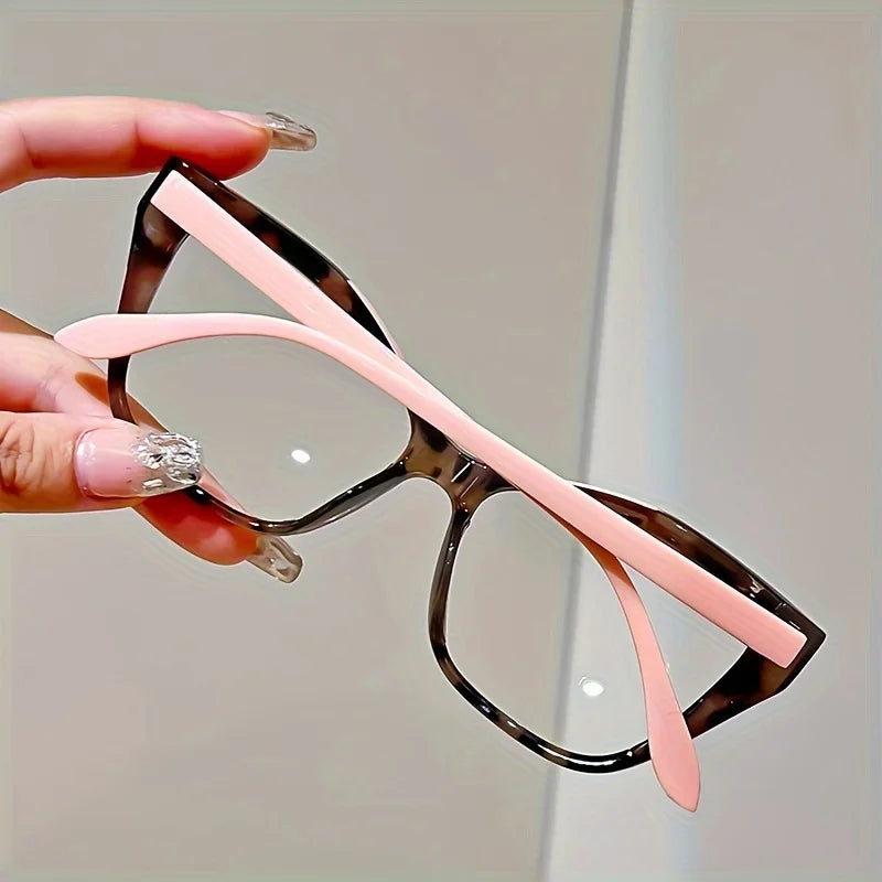 Óculos de leitura femininos com design elegante “cat eye” e bloco de cores moderno. Protege contra luz azul, ideal para uso prolongado em frente a telas de computador e dispositivos móveis.