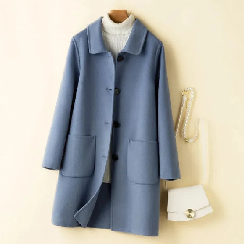 Casaco feminino sofisticado em mistura de lã, com design elegante inspirado no estilo coreano. Modelo de corte clássico, disponível em cores sólidas: azul, vermelho e damasco.