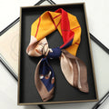 Lenço sofisticado em seda macia, ideal para usar no pescoço, como faixa de cabelo, bandana, hijab de praia, foulard ou acessório de bolsa. Um toque elegante e versátil que transforma qualquer look.