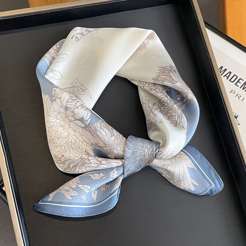 Acessório fashion e versátil em cetim macio, ideal como lenço de pescoço, echarpe, hijab, faixa de cabelo, bandana ou detalhe decorativo em bolsas. Elegância e estilo em qualquer ocasião.
