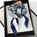 Lenço sofisticado em seda macia, ideal para usar no pescoço, como faixa de cabelo, bandana, hijab de praia, foulard ou acessório de bolsa. Um toque elegante e versátil que transforma qualquer look.