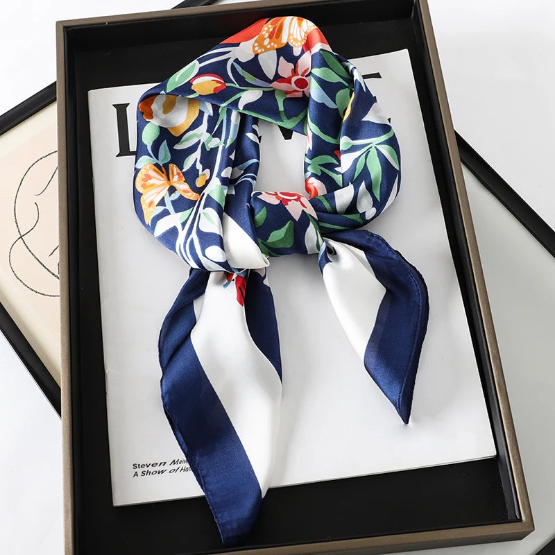 Lenço sofisticado em seda macia, ideal para usar no pescoço, como faixa de cabelo, bandana, hijab de praia, foulard ou acessório de bolsa. Um toque elegante e versátil que transforma qualquer look.