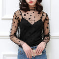 Blusa feminina elegante em renda e tule transparente, com gola alta (turtleneck) e mangas longas. Modelo justo e moderno, perfeito para looks casuais ou para sobreposição em composições sofisticadas
