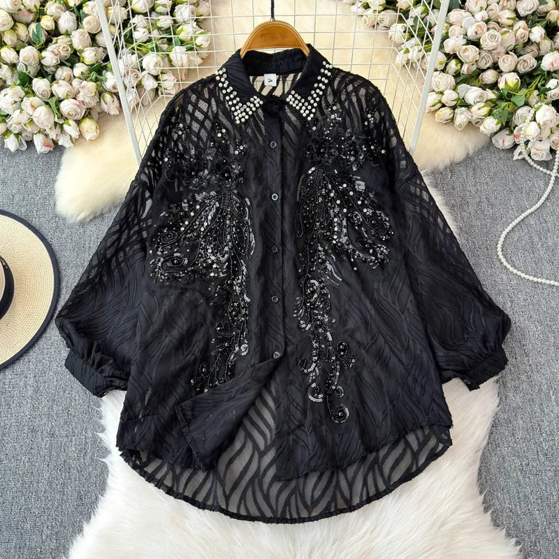 Brilhe em qualquer ocasião com esta blusa feminina elegante de primavera. Confeccionada com bordado de paetês delicado